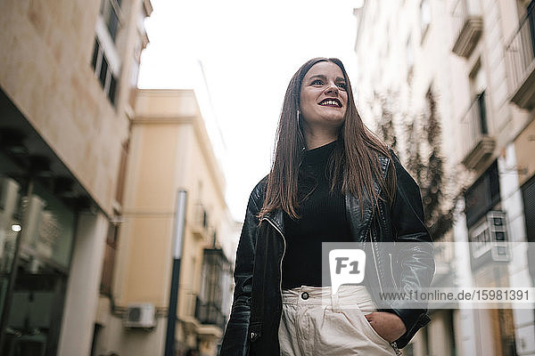 Porträt einer glücklichen jungen Frau in der Stadt