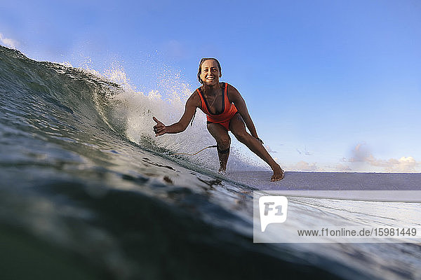 Weiblicher Surfer mit Daumen nach oben