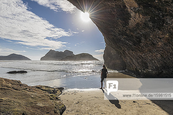 Neuseeland  Südinsel  Tasman  Tourist in Höhle am Wharariki Beach