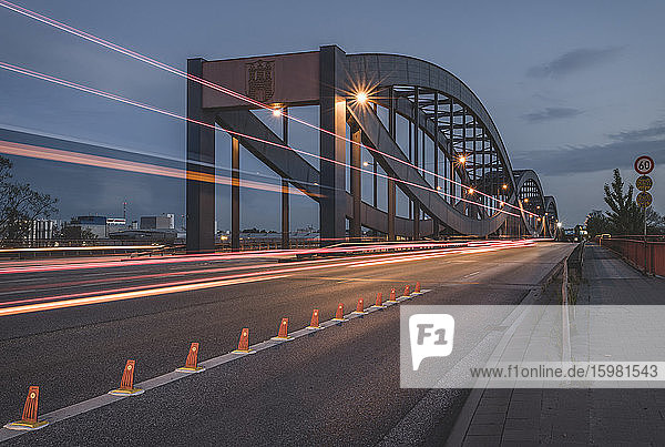 Deutschland  Hamburg  Fahrzeug-Lichtspuren entlang der Elbbrucken in der Abenddämmerung