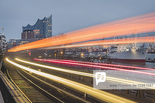 Deutschland  Hamburg  Zug-Lichtspuren entlang der Hochbahntrasse in der Abenddämmerung