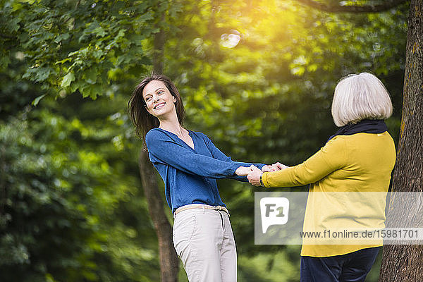 Porträt einer glücklichen Frau  die Zeit mit ihrer Mutter in einem Park verbringt