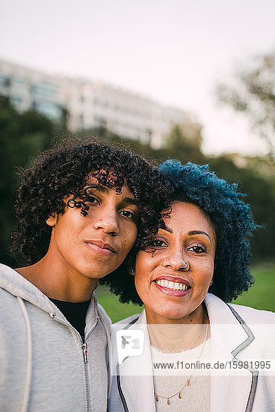 Nahaufnahme von Mutter und Sohn mit lockigem Haar im Park