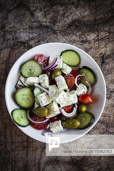 Schüssel mit verzehrfertigem griechischem Salat