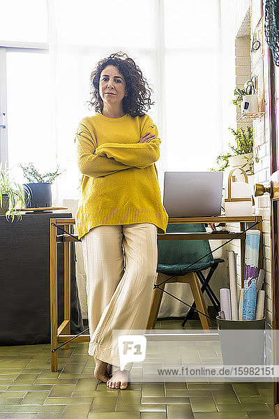 Porträt einer brünetten Frau  die eine Pause im Heimbüro macht