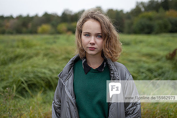 Russland  Omsk  Porträt eines jugendlichen Mädchens auf einer Wiese