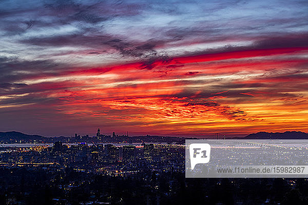 USA  Kalifornien  San Francisco  Dramatischer Sonnenuntergang über der Stadt