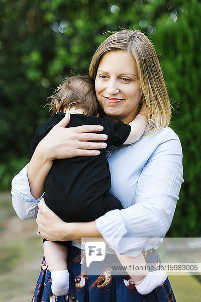 Porträt einer Mutter mit einer kleinen Tochter (12-17 Monate)