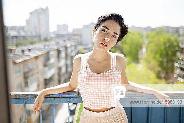 Russland  Nowosibirsk  Porträt einer jungen Frau auf dem Balkon