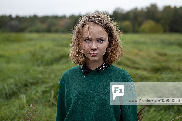 Russland  Omsk  Porträt eines jugendlichen Mädchens auf einer Wiese