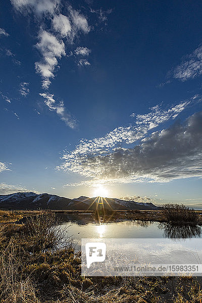 USA  Idaho  Sun Valley  Sonnenaufgang spiegelt sich im Wasser