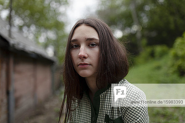 Russland  Omsk  Porträt einer jungen Frau mit braunen Haaren