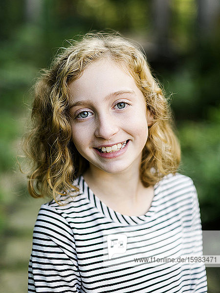 Porträt eines lächelnden Mädchens (12-13)