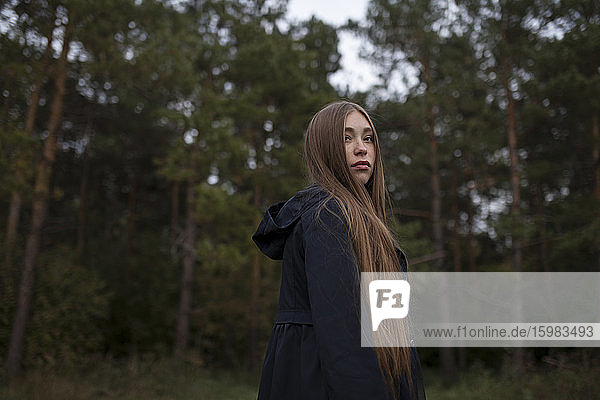 Russland  Omsk  Porträt einer jungen Frau im Wald