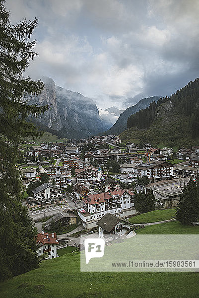 Italien  St. Ulrich  Szenische Ansicht eines Dorfes in den Dolomiten