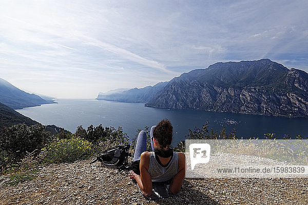 Italien  Trentino  Torbole  Rückansicht einer Frau mit Blick auf den von Bergen umgebenen Gardasee