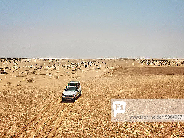 Mauretanien  Banc dArguin National Park  Luftaufnahme eines Geländewagens in der Wüste