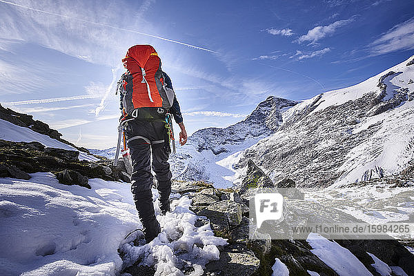 Rückansicht einer Bergsteigerin  Gletscher Großvendediger  Tirol  Österreich