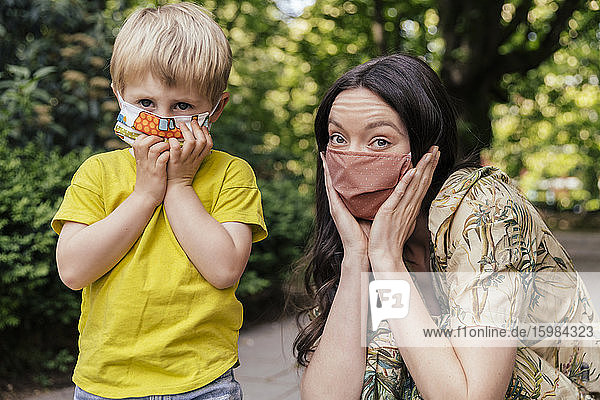 Porträt von Mutter und Sohn mit Gesichtsmasken