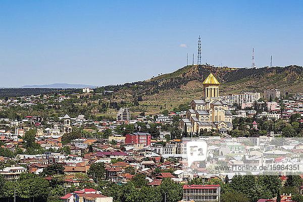 Kathedrale der Heiligen Dreifaltigkeit von Tiflis und Stadtbild gegen klaren Himmel in Tiflis  Georgien