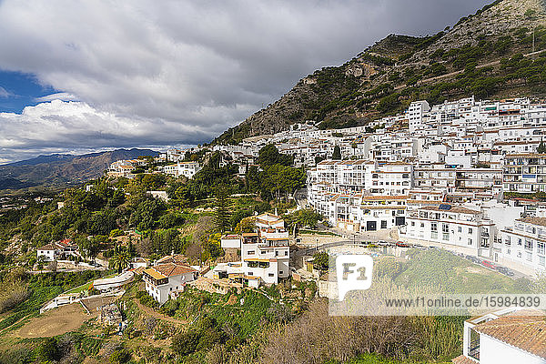 Spanien  Provinz Malaga  Mijas  Weiße Dorfhäuser am Berg