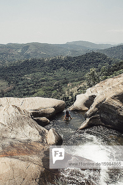 Hohe Winkel Ansicht der jungen Frau Schwimmen im Strom inmitten Felsformation in Sri Lanka