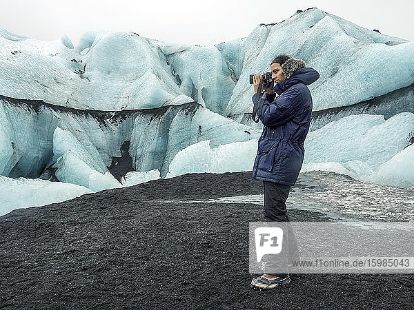 Island  Mann fotografiert am Eyjafjallajokull