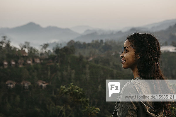 Lächelnder Forscher mit Blick auf einen Berg bei Sonnenuntergang  Sri Lanka