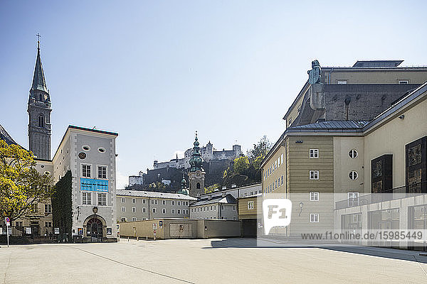 Österreich  Salzburg  Max-Reinhardt-Platz mit Großem Festspielhaus und Festung Hohensalzburg inmitten der Coronavirus-Pandemie