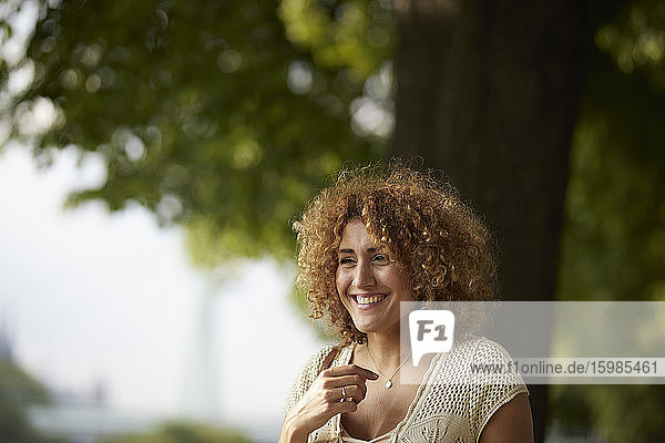 Porträt einer lächelnden Frau im Freien