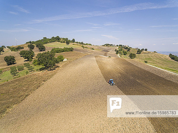 Luftaufnahme eines Traktors auf einem Bauernhof gegen den Himmel  Italien