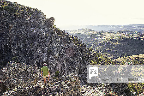 Spanien  Kanarische Inseln  La Gomera  Männlicher Wanderer beim Aufstieg zum Tafelberg