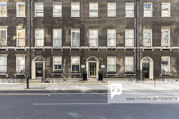 UK  London  Backsteingebäude in leerer Straße während der Ausgangssperre im Stadtteil Bloomsbury