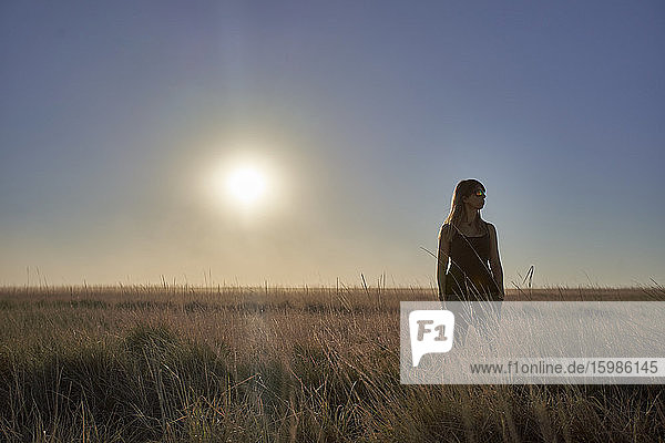 Frau steht auf einem Feld gegen den Himmel an einem sonnigen Tag  Makgadikgadi Pans  Botswana