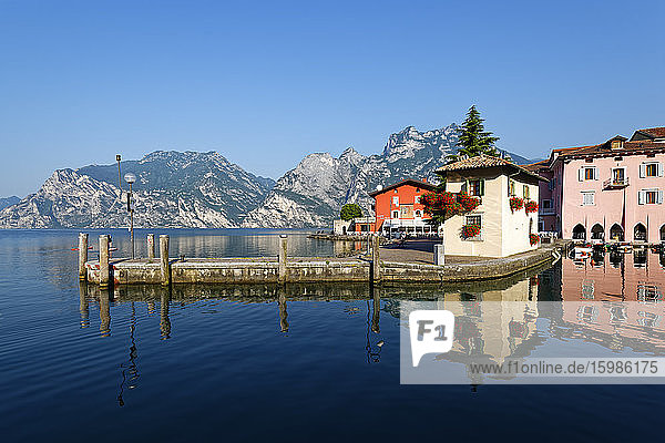 Italien  Trentino  Torbole  Gardasee  Pier und Häuser am Seeufer