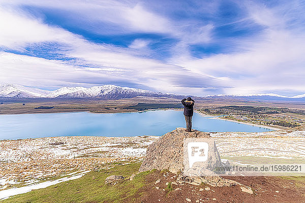 Frau genießt die Aussicht vom Mount John Summit am Lake Tekapo  Südinsel  Neuseeland