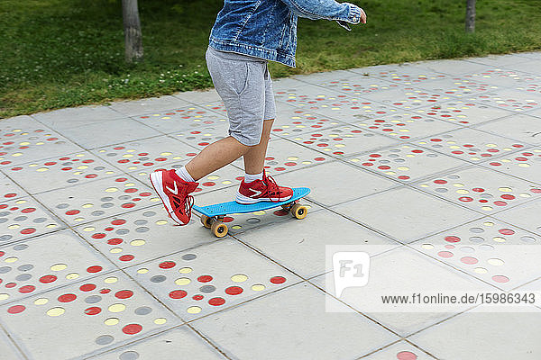 Crop-Ansicht eines Jungen beim Skateboarden