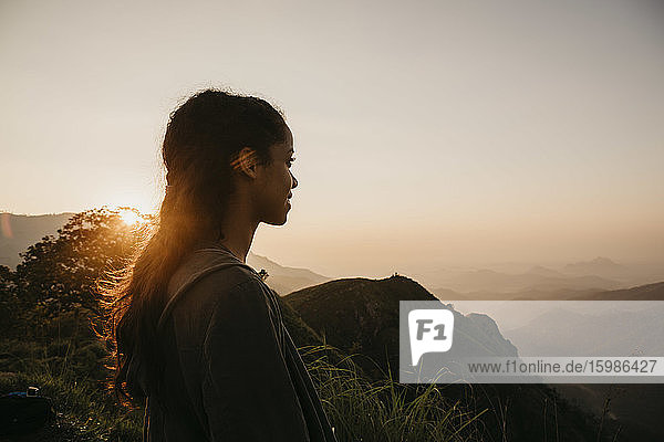 Wanderin beim Wandern auf einem Berg in Sri Lanka gegen den Himmel bei Sonnenuntergang  Sri Lanka