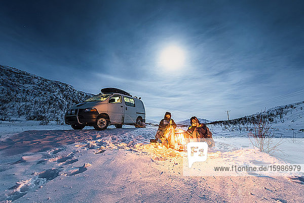 Camper am Lagerfeuer in Winterlandschaft in Polarnacht  Kilpisjaervi  Enontekioe  Finnland