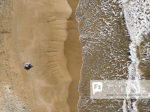 Spanien  Sitges  Luftaufnahme von Mutter und Tochter am Sandstrand liegend