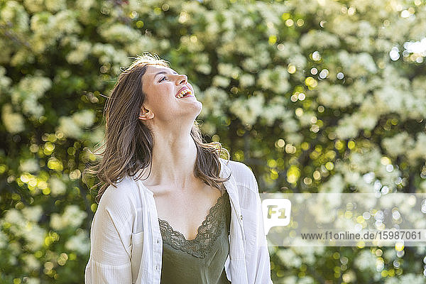 Porträt einer lachenden Frau im Freien