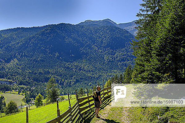 Österreich  Tirol  Steinberg am Rofan  Männlicher Rucksacktourist auf dem Panoramaweg