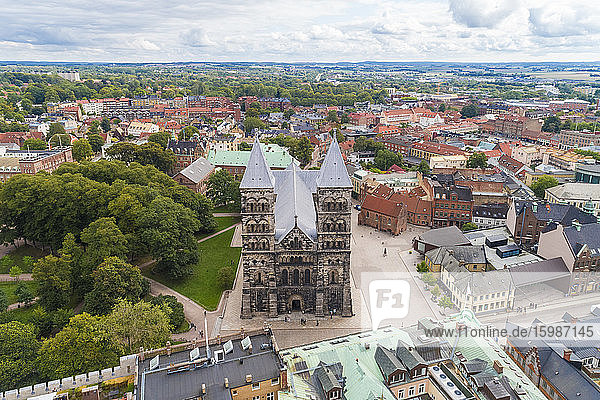Schweden  Schonen  Lund  Luftaufnahme der Kathedrale von Lund und des angrenzenden Parks