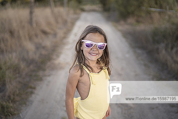 Porträt eines kleinen Mädchens mit verspiegelter Sonnenbrille
