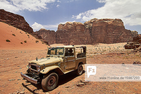 Alter Geländewagen in der Wüste  Wadi Rum  Jordanien