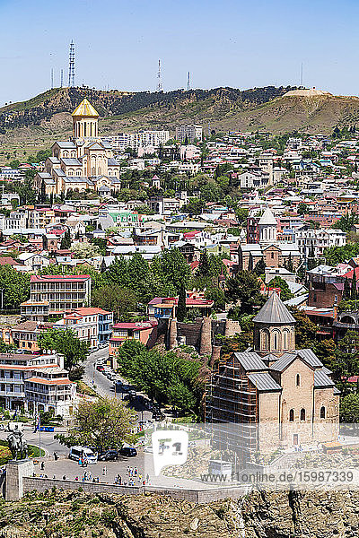 Kathedrale der Heiligen Dreifaltigkeit von Tiflis inmitten des Stadtbilds bei klarem Himmel  Stadtansicht  Tiflis  Georgien