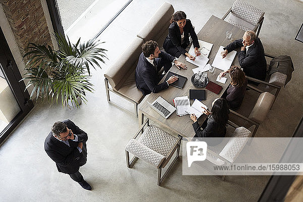 Team von Finanzberatern plant mit Geschäftskollegen während eines Treffens in einer Anwaltskanzlei