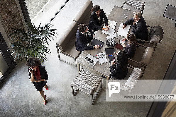Team von Finanzberatern plant mit Geschäftskollegen während eines Treffens in einer Anwaltskanzlei