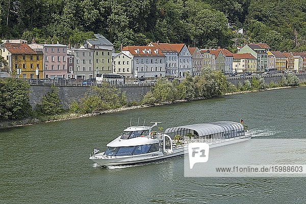 Ausflugsschiff auf der Donau  Passau  Niederbayern  Bayern  Deutschland  Europa