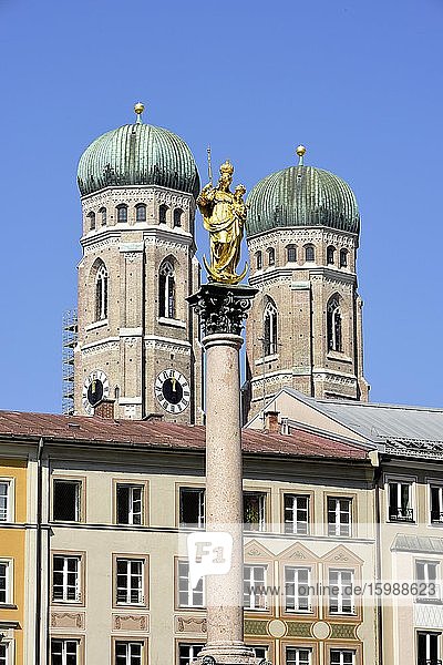Zwiebeltürme der Frauenkirche  Mariensäule dazwischen  Marienplatz  München  Bayern  Deutschland  Europa
